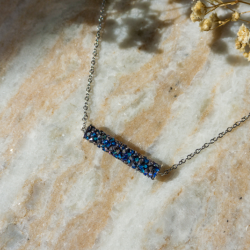 Collier tube bleu nuit avec cristaux scintillants