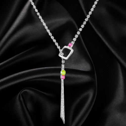 Collier sur rideau de cristaux clair et pierres