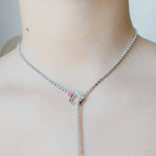 Collier sur rideau de cristaux clair et pierres