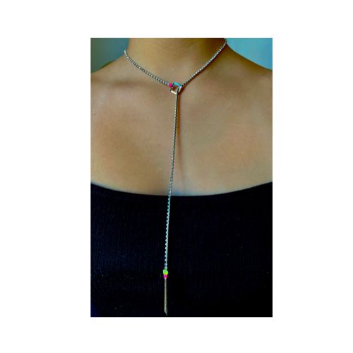 Collier sur rideau de cristaux clair et pierres