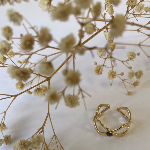 Bague martelée plaqué or ornée d'une Hématite