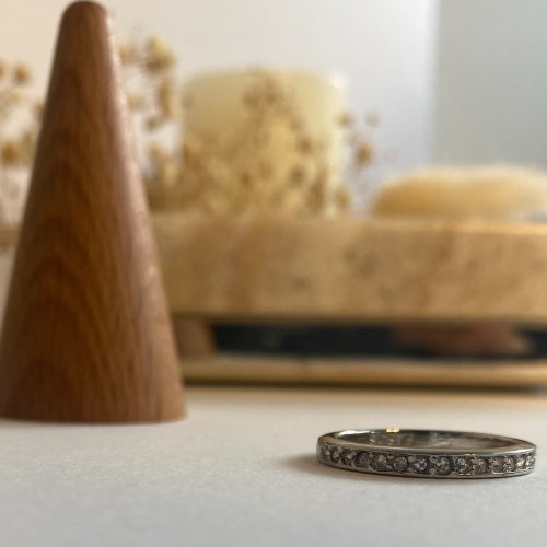 Bague alliance argent sertie de cristaux clairs