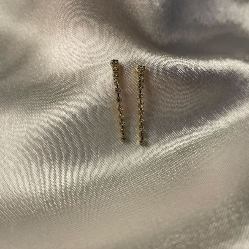 Boucles d'oreilles pendantes argentées sur rideau de cristaux