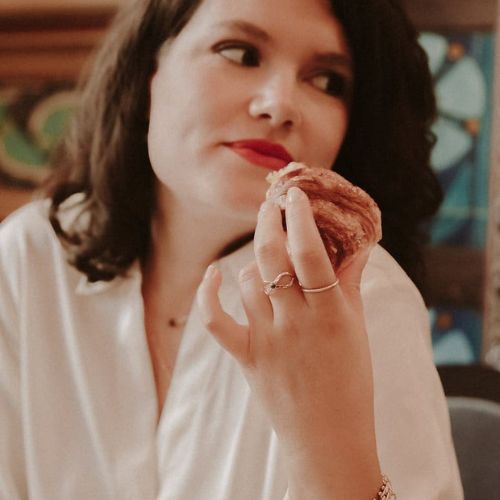 Bague martelée plaqué or ornée d'une Hématite