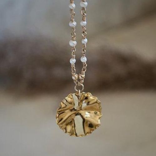 Collier perles de culture et pendentif soleil