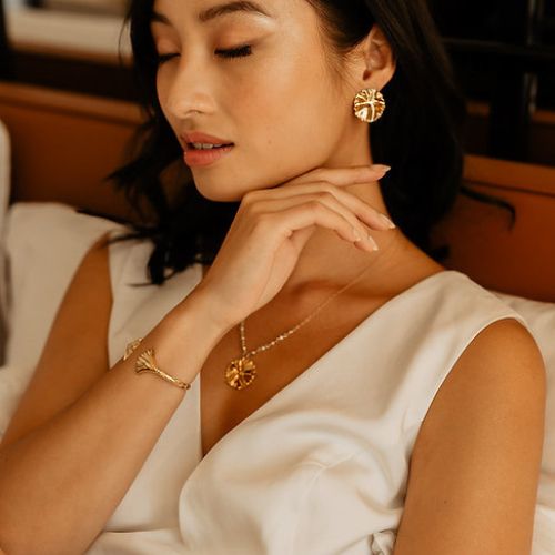 Collier perles de culture et pendentif soleil