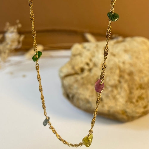 collier torsadé pierres précieuses plaqué or