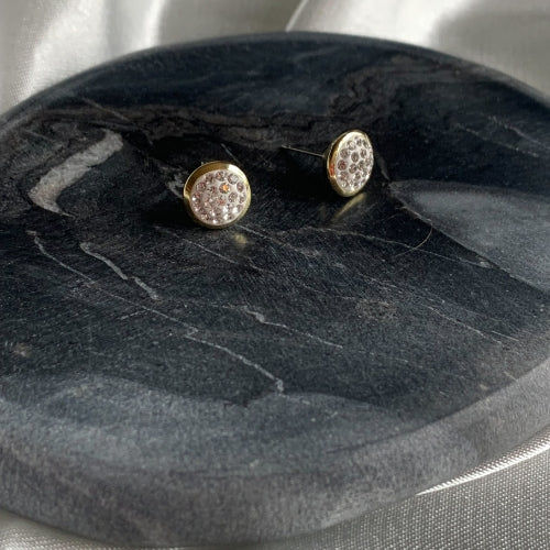 Boucles d'oreilles clous encerclé d'un pavé de cristaux