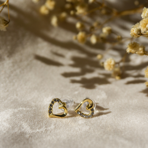 puces d’oreilles dorées en forme de cœur Chéri de Fabos avec cristaux Swarovski, tendance 2025
