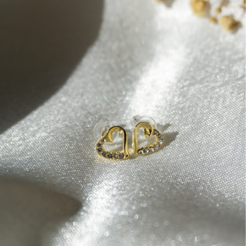 puces d’oreilles dorées en forme de cœur Chéri de Fabos, des boucles d’oreilles Swarovski tendance 2025
