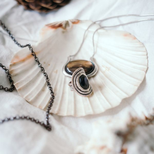 Les bijoux vintage : une histoire à porter autour du cou !