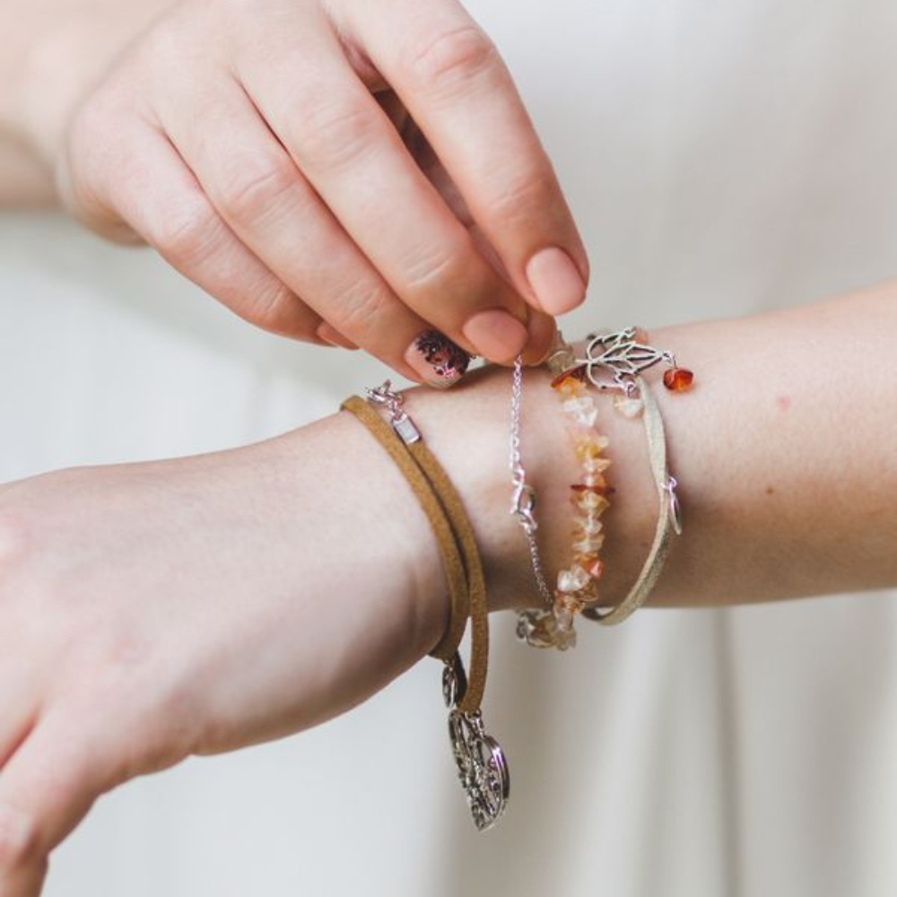 Oser la différence : les créations audacieuses qui redéfinissent le bracelet femme