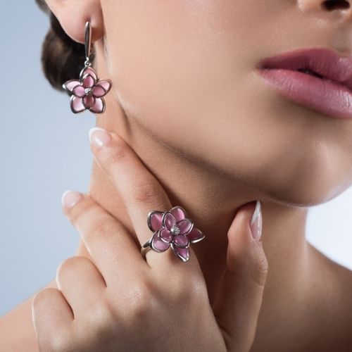 Pourquoi les femmes aiment-elles porter des bijoux ?