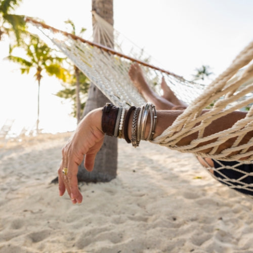 Bracelet femme : comment transformer un souvenir en un bijou mémorable ?