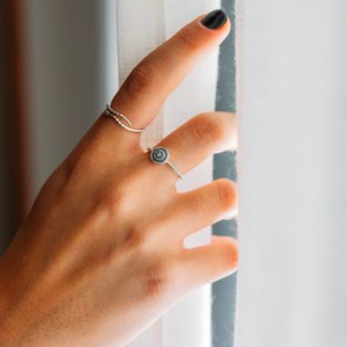Bague index gauche discount signification