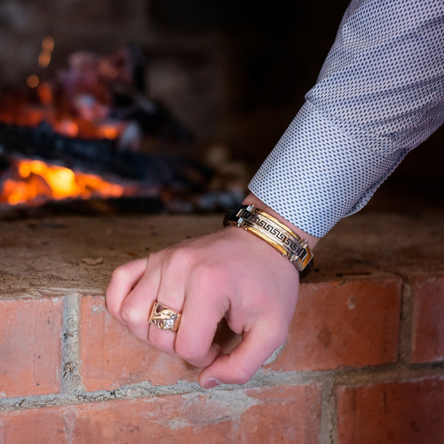 Pourquoi les hommes portent ils des bijoux ?