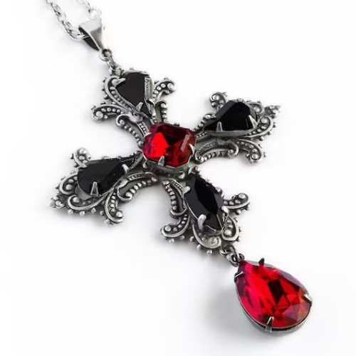 Quelques bijoux pour s'approprier la tendance goth girl, comme Mercredi Addams