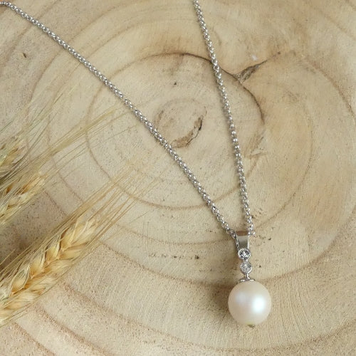 Collier avec pendentif perle blanche irisée et cristaux Swarovski®