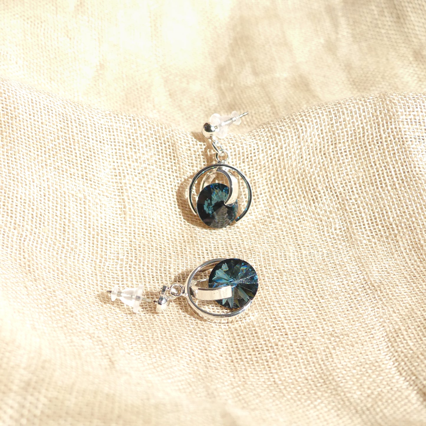 Boucles d'oreilles roulées d'un solitaire cristal Bleu 