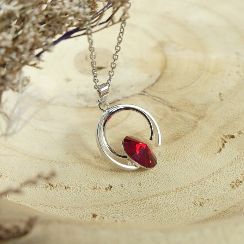 Collier solitaire cristal rouge scintillant