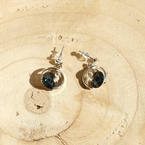 Boucles d'oreilles roulées d'un solitaire cristal Bleu 