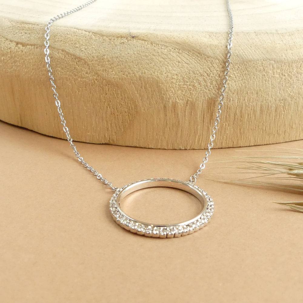 Collier pendentif forme cercle orné de cristaux