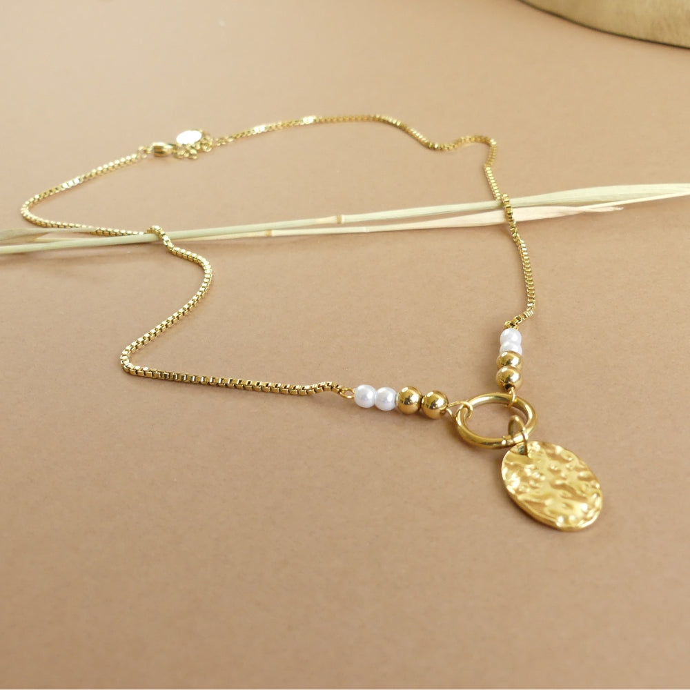 Collier perles nacrées et pendentif martelé