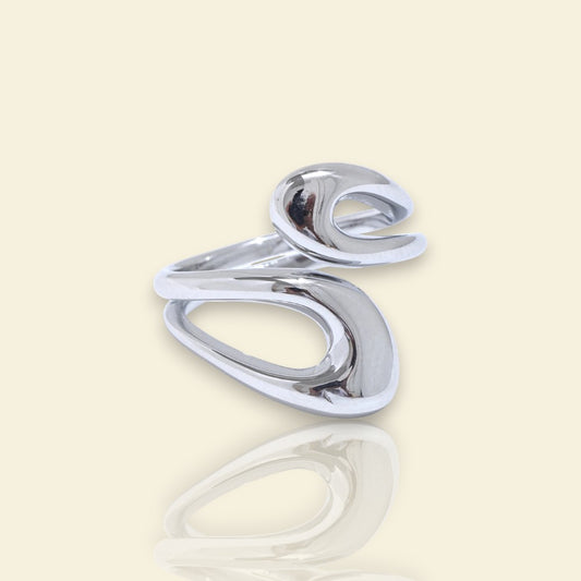 bague argentée Aria, une bague à la mode au design fluide