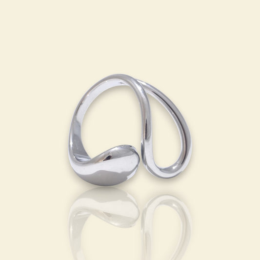 bague argentée Neoma, une bague à la mode au design fluide