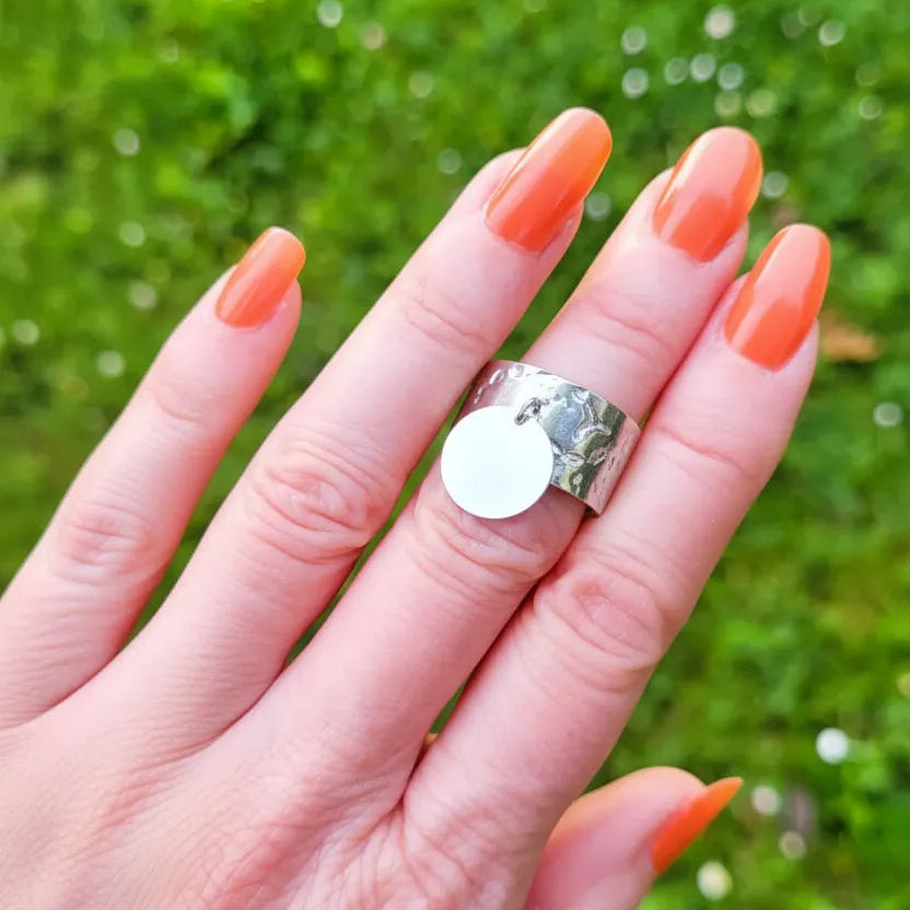 bague avec breloque argentée Nina, une bague avec pendentif pour femme tendance
