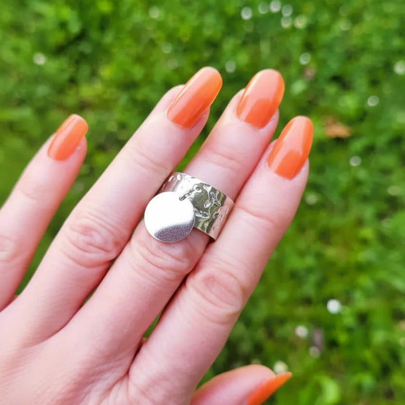 bague avec breloque argentée Nina, une bague avec pendentif médaillon pour femme
