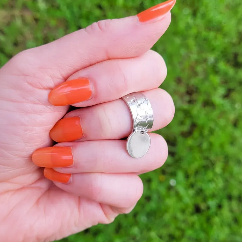 bague avec breloque argentée Nina, une bague réglable pour femme avec médaillon