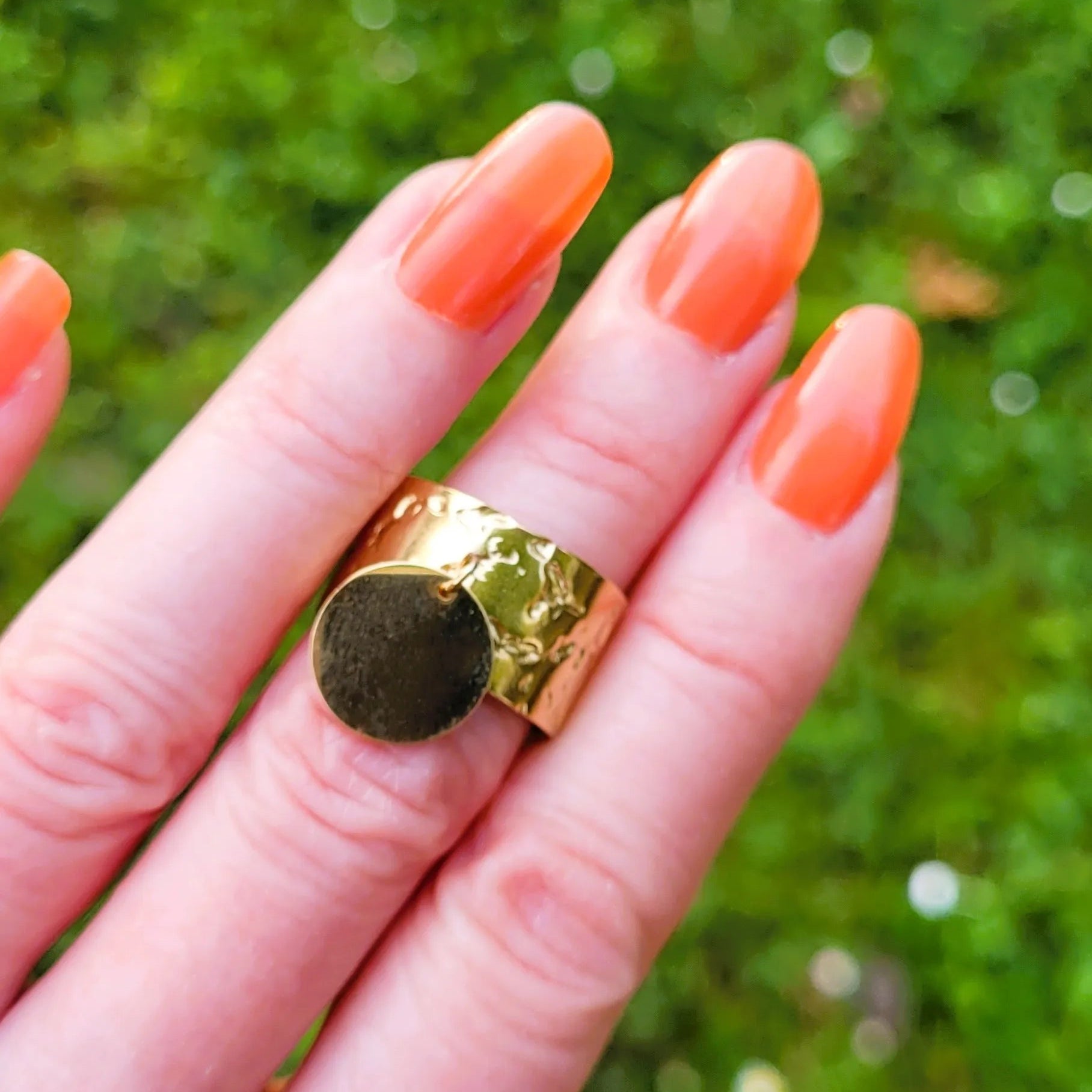 bague avec breloque dorée Nina, une bague avec pendentif pour femme tendance