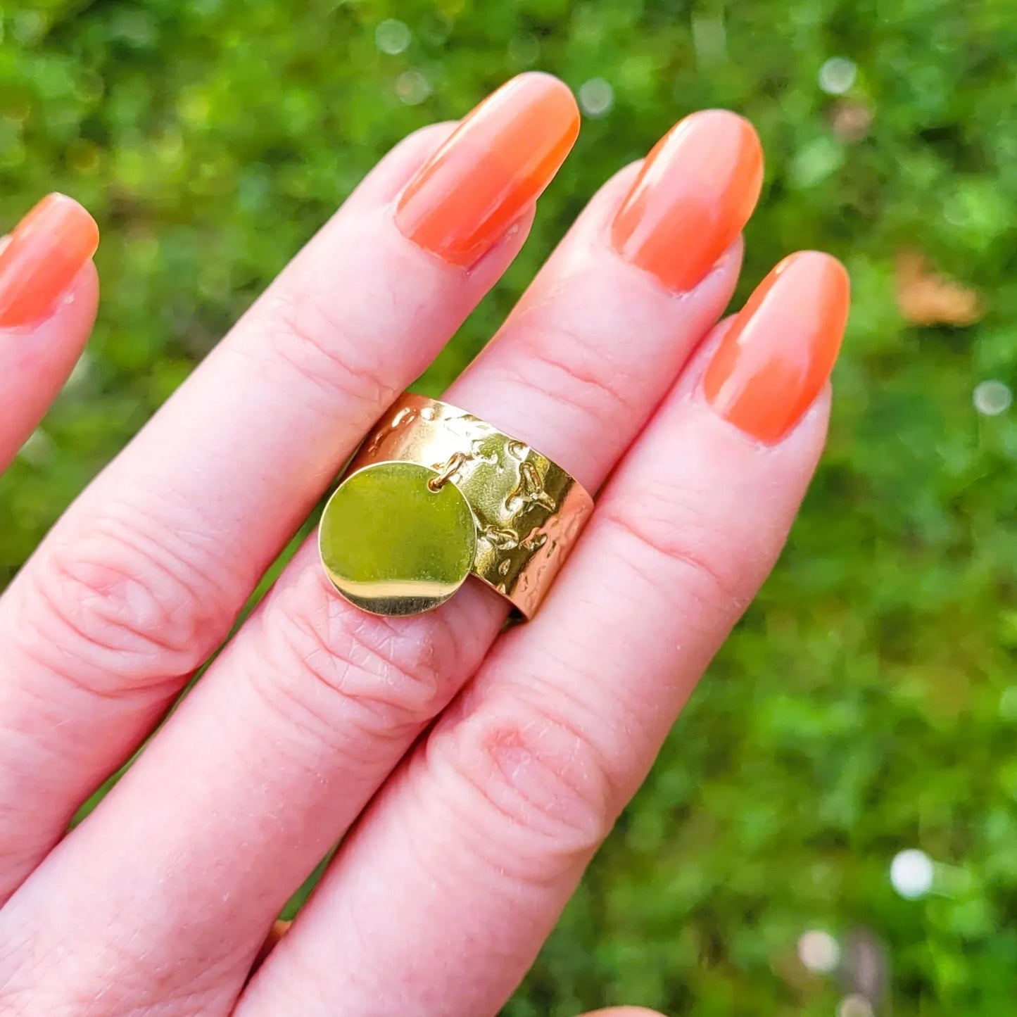 bague avec breloque dorée Nina, une bague avec pendentif médaillon pour femme