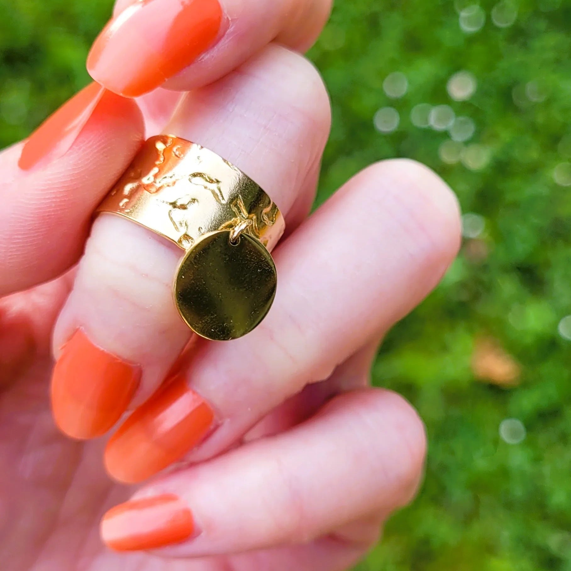 bague avec breloque dorée Nina, une bague réglable pour femme tendance