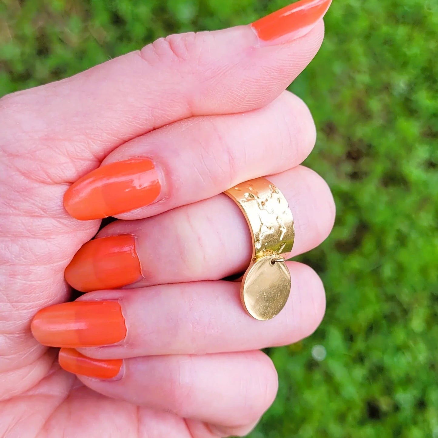 bague avec breloque dorée Nina, une bague réglable pour femme avec médaillon