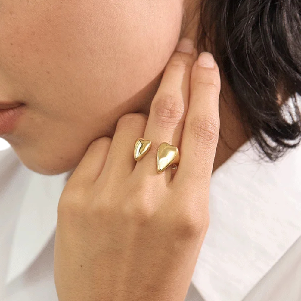 bague dorée Amara, une bague cœur moderne