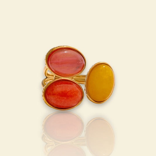 bague dorée Gaïa, une grosse bague avec pierres semi précieuses orangées