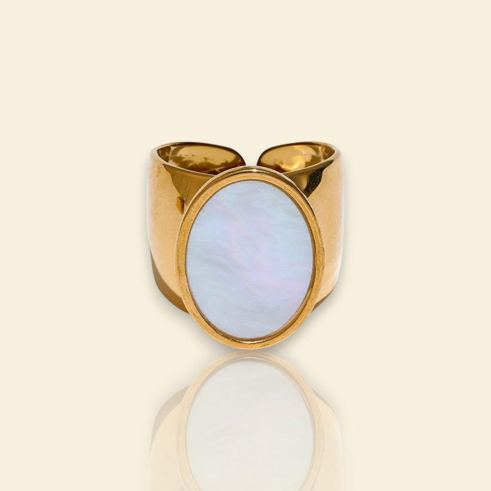 bague dorée Halo, une bague à la mode avec un cabochon blanc