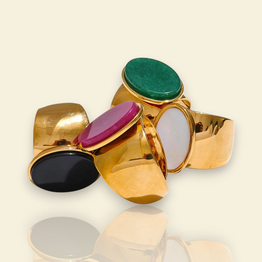 bague dorée Halo, une grosse bague à la mode avec un cabochon blanc