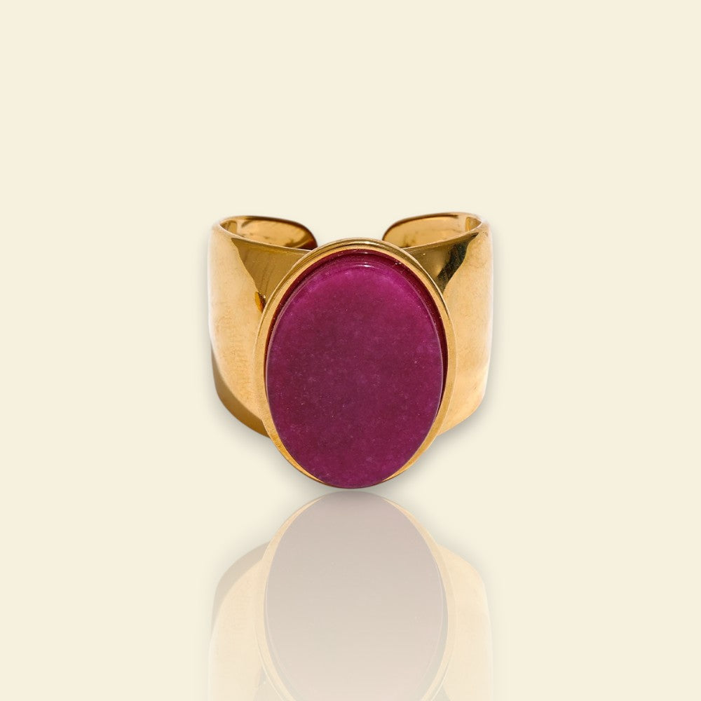 bague dorée Halo, une bague à la mode avec un cabochon framboise