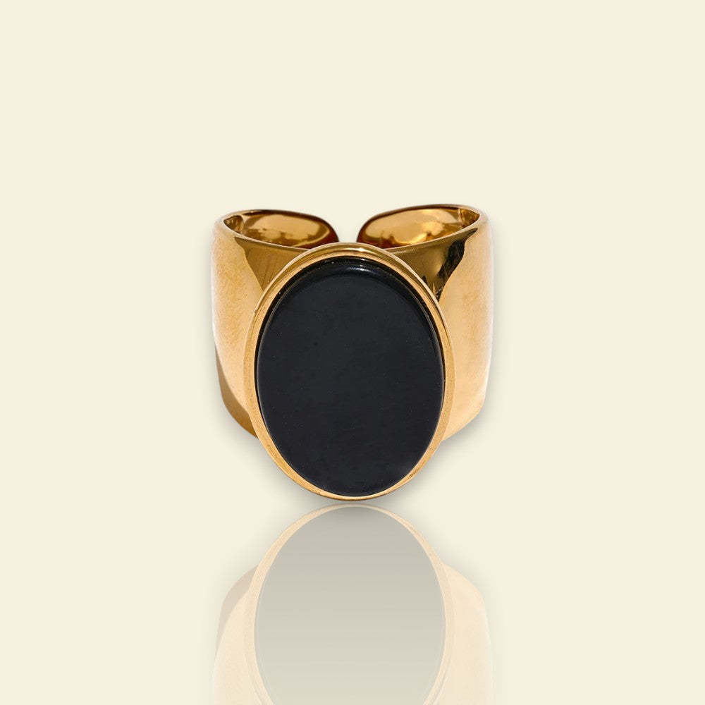 bague dorée Halo, une bague à la mode avec un cabochon noir