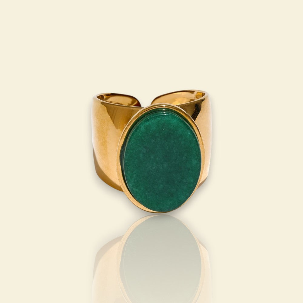 bague dorée Halo, une bague à la mode avec un cabochon vert