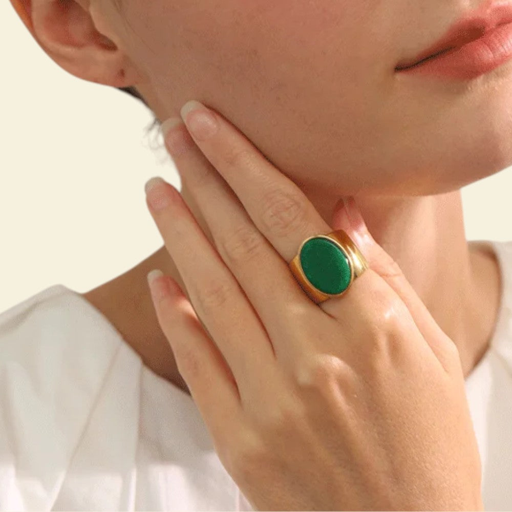 bague dorée Halo, une bague ajustable à la mode avec un cabochon vert