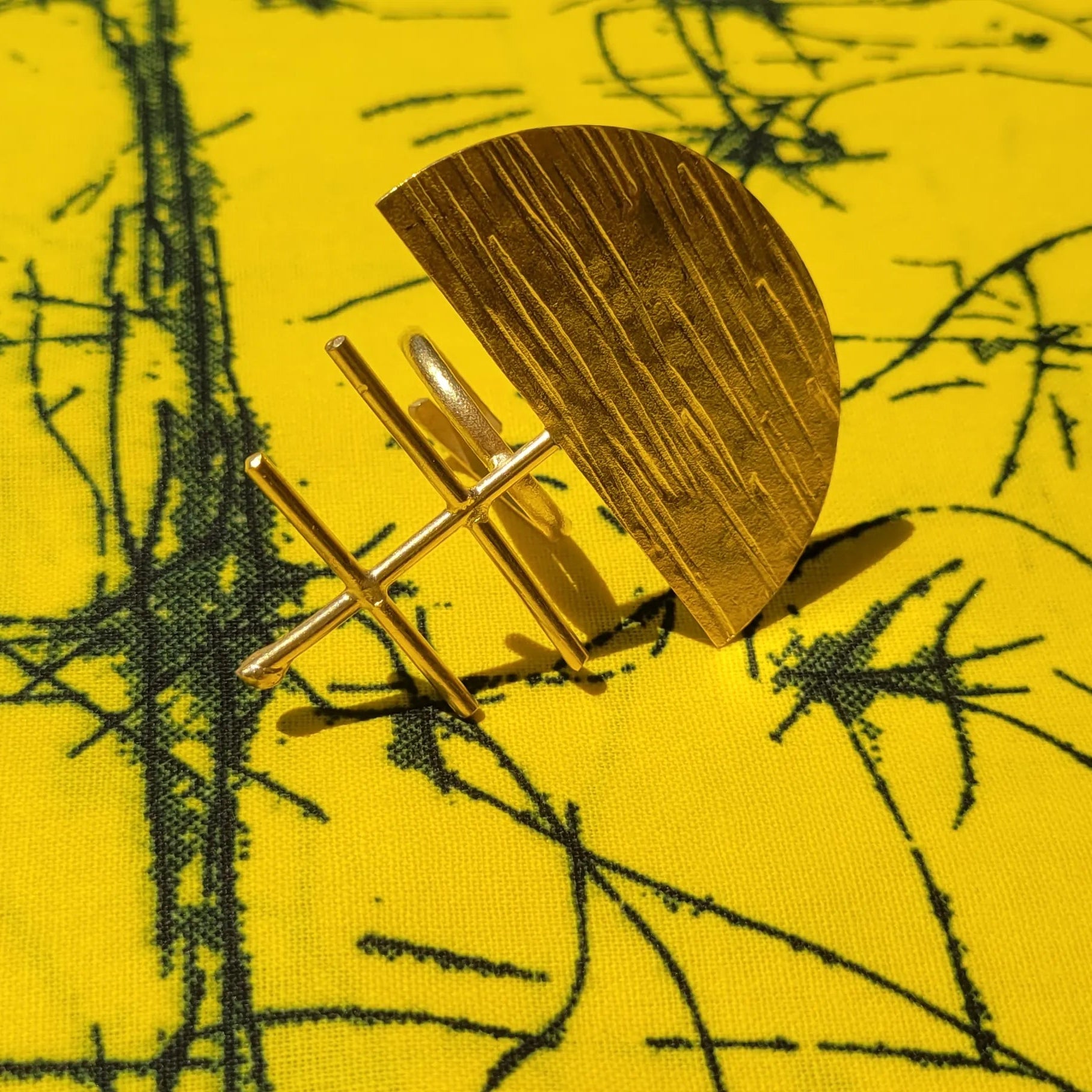 bague ethnique Ashanti, une bague de créateur au fini brossé