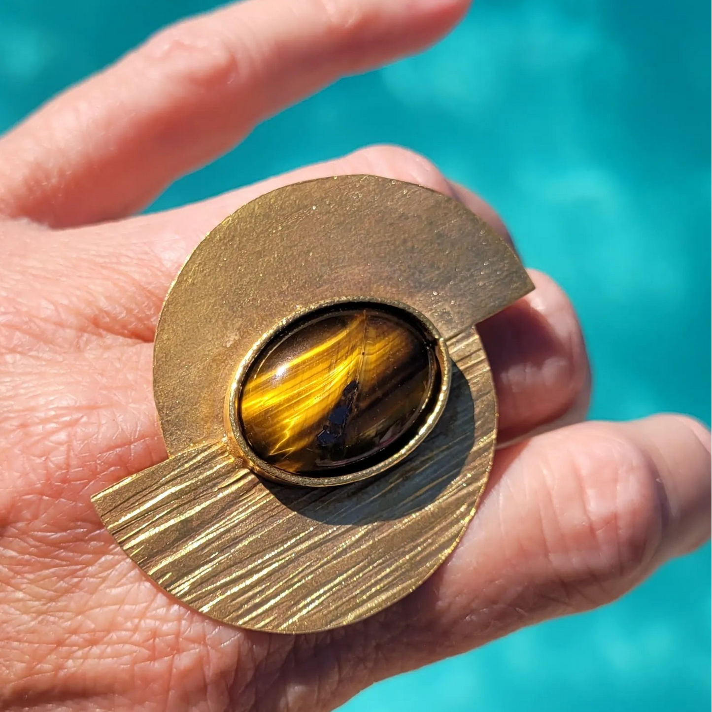 bague ethnique Bakari, une bague africaine au contraste élégant entre fini satiné et brossé