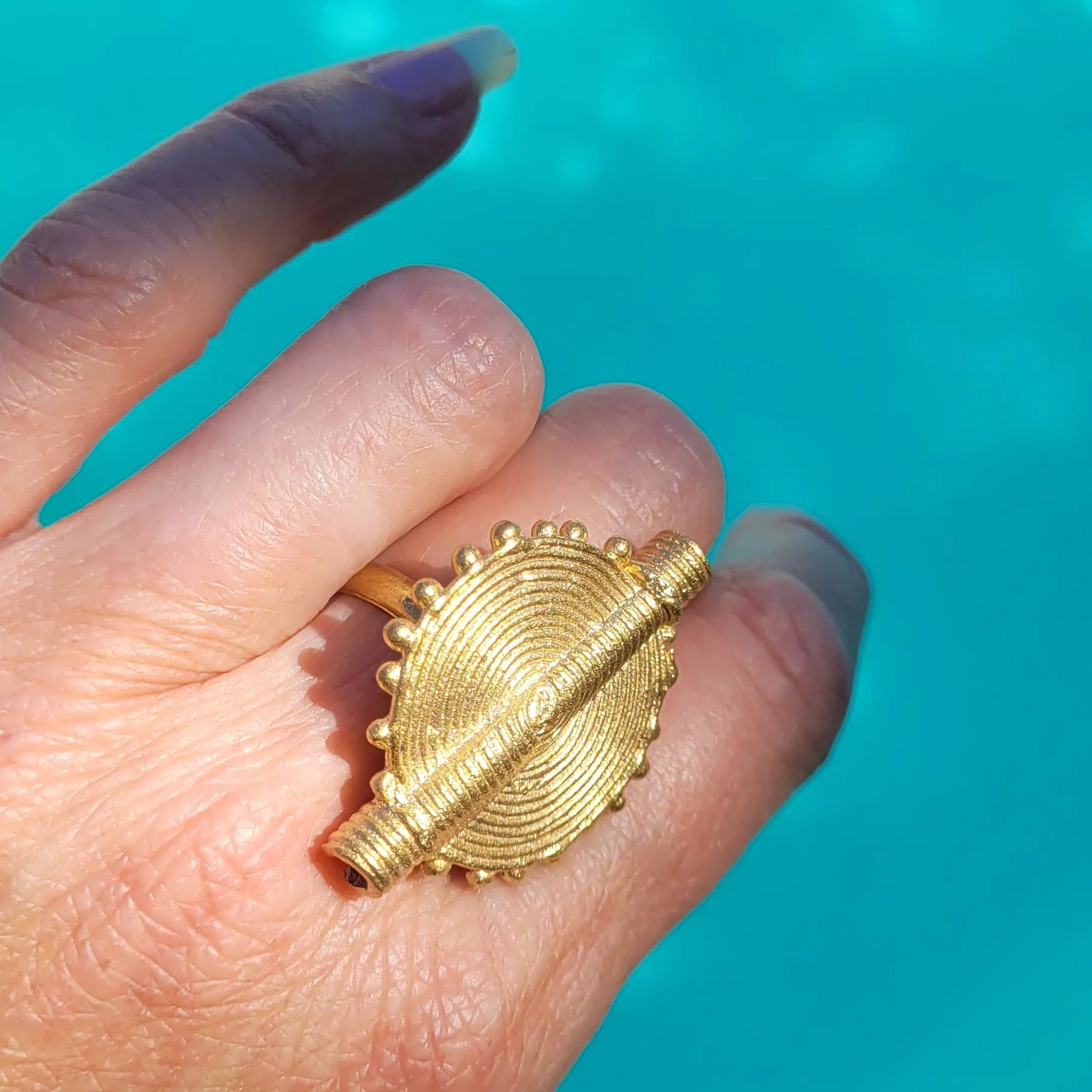 bague ethnique Baoulé, une bague de créateur en forme d’objet ancestral pour mesurer l’or