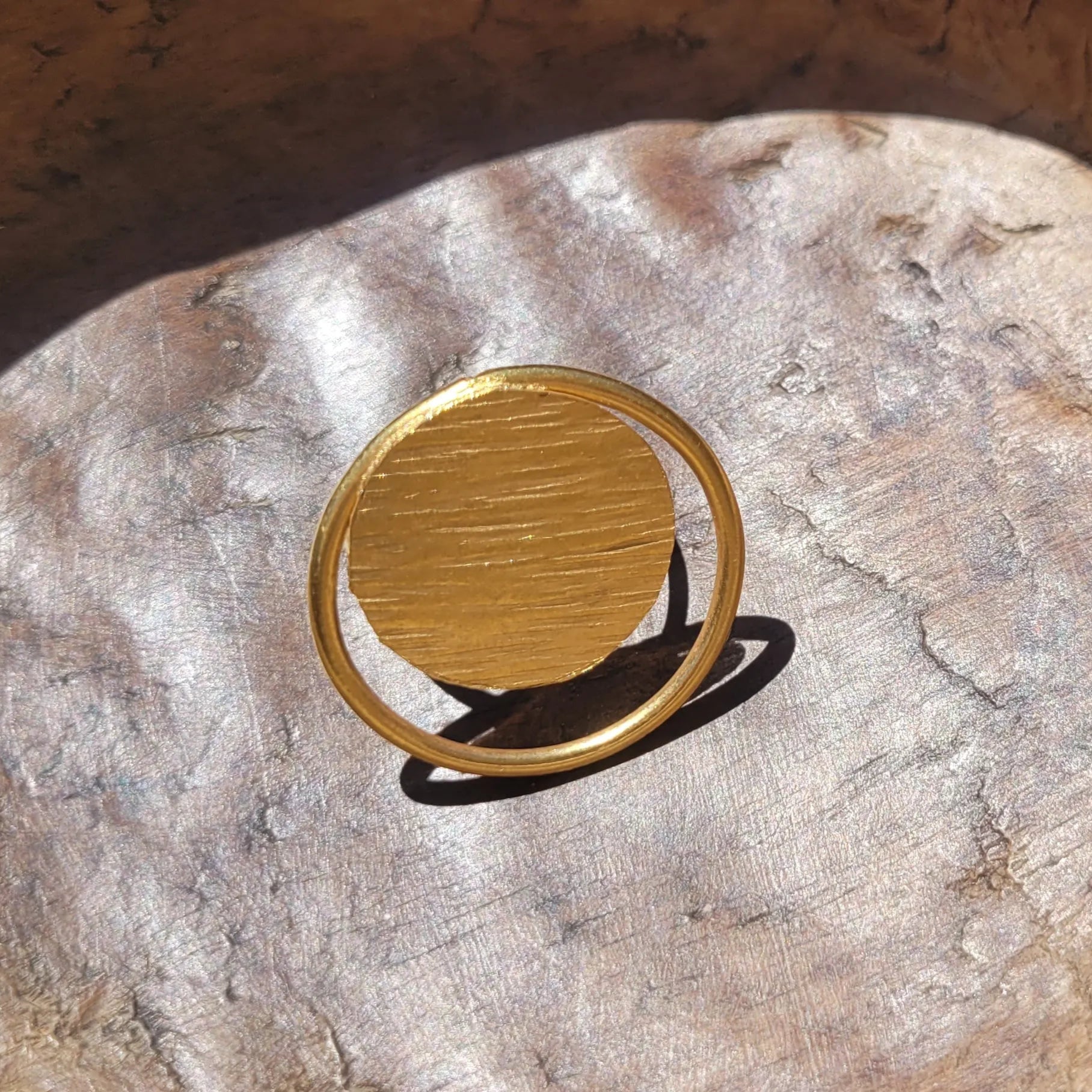 bague ethnique Danku, un bijou en bronze fait main par des artisans dakarois