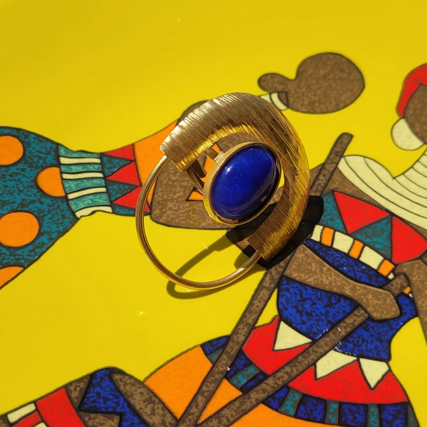 bague ethnique Dogon, une bague africaine avec un cabochon bleu intense