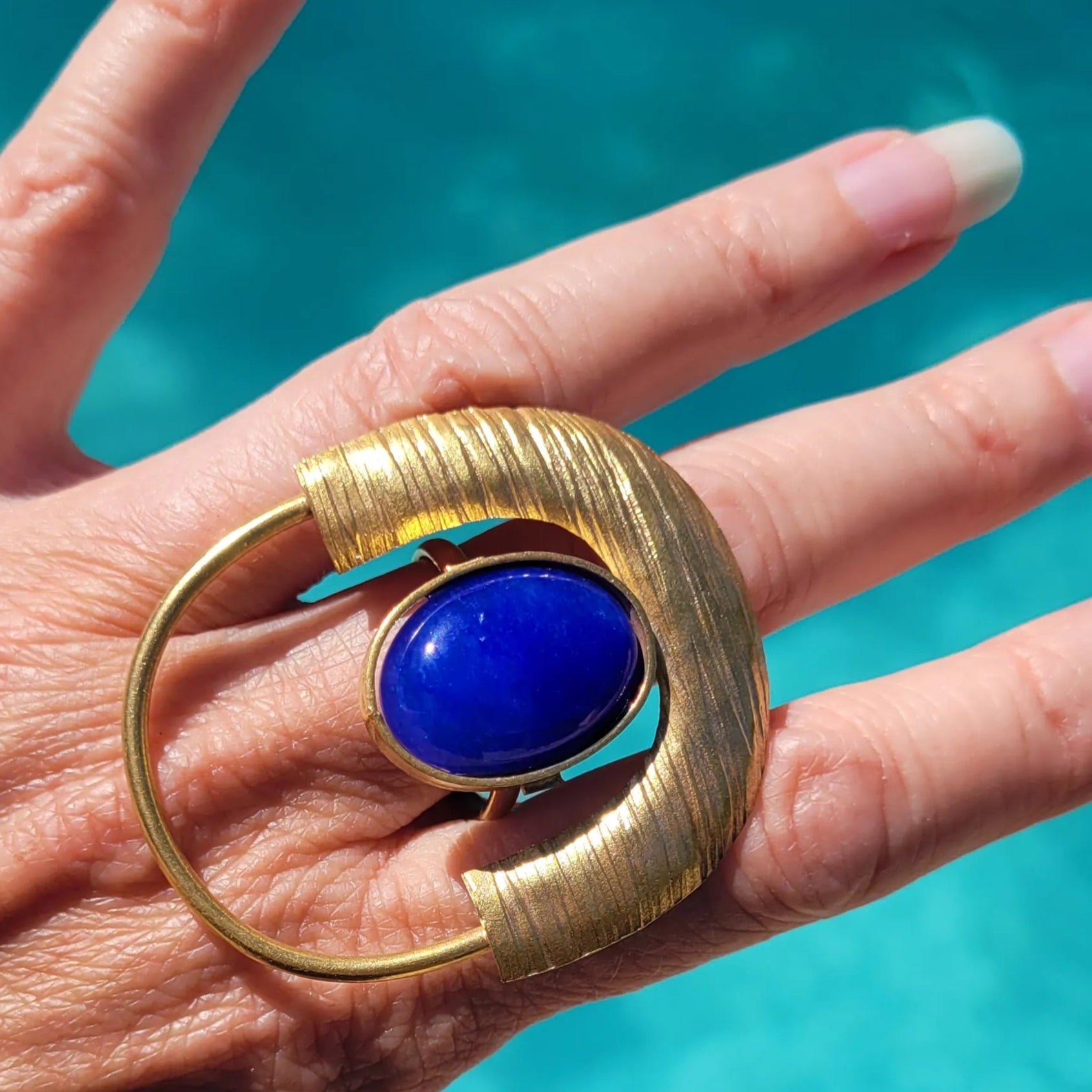 bague ethnique Dogon, une bague de créateur avec un cabochon bleu intense